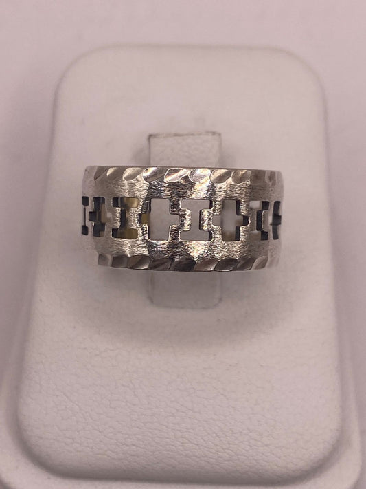 Anillo de Plata 925  con Calados en Forma de Cruz y Textura Martillada