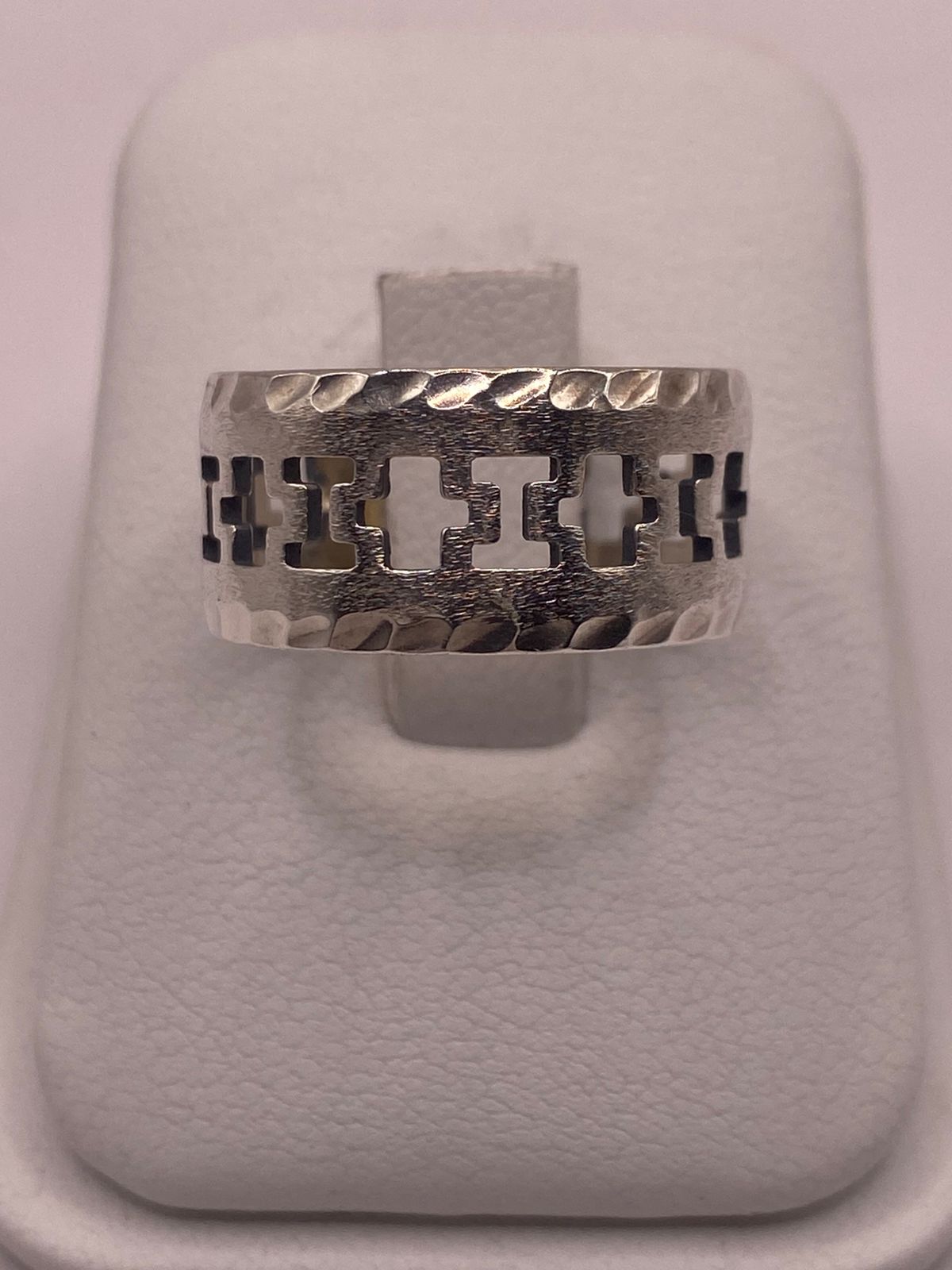 Anillo de Plata 925 con Calados en Forma de Cruz y Textura Martillada