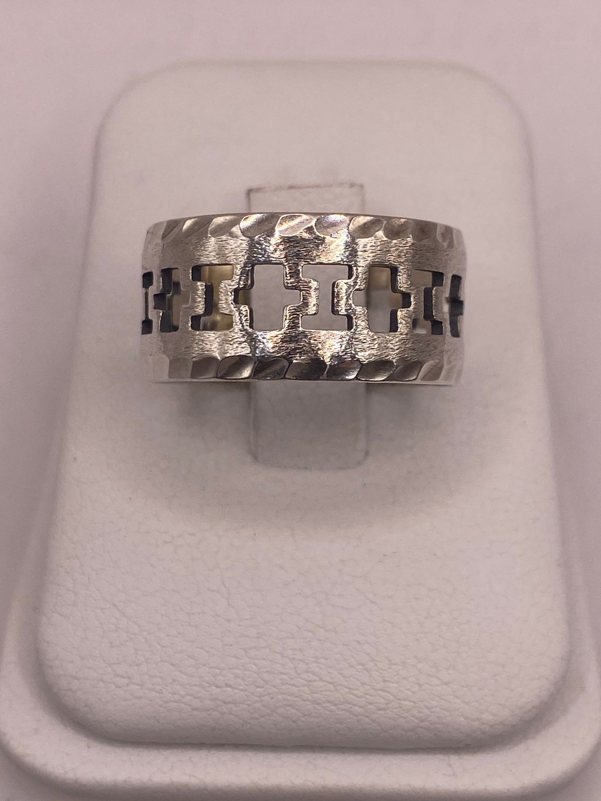 Anillo de Plata 925 con Calados en Forma de Cruz y Textura Martillada