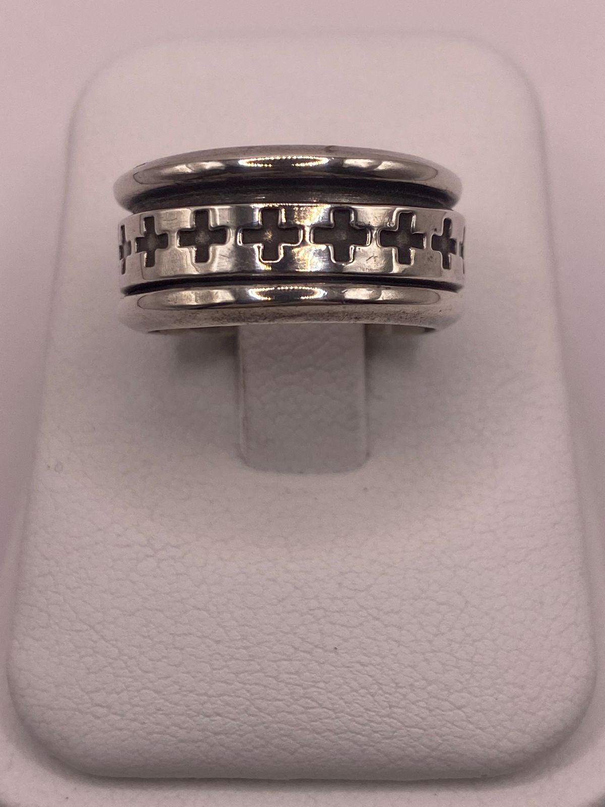 Anillo de Plata 925 con Cruces Caladas y Acabado Oxidado