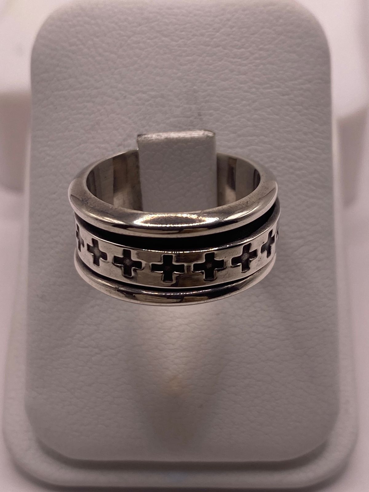 Anillo de Plata 925 con Cruces Caladas y Acabado Oxidado