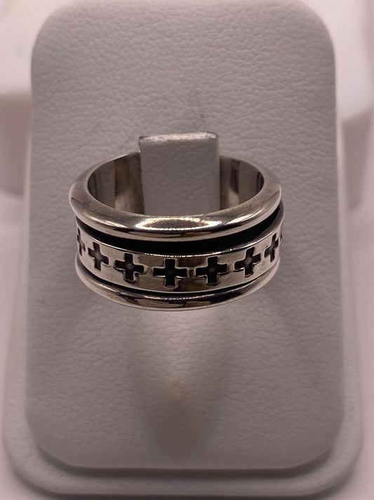 Anillo de Plata 925 con Cruces Caladas y Acabado Oxidado, vista frontal