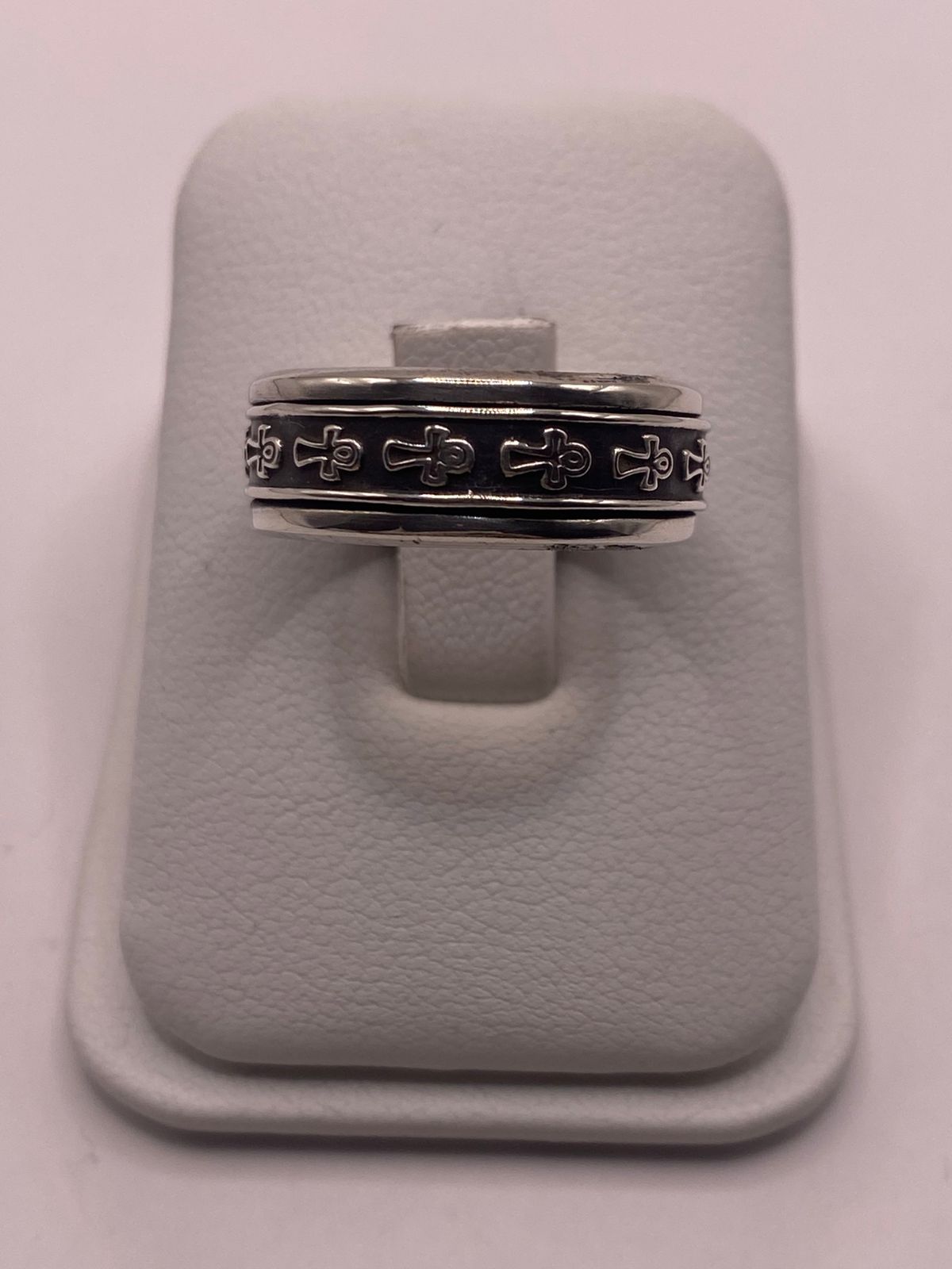 Anillo de Plata 925 con Cruces Grabadas y Acabado Oxidado