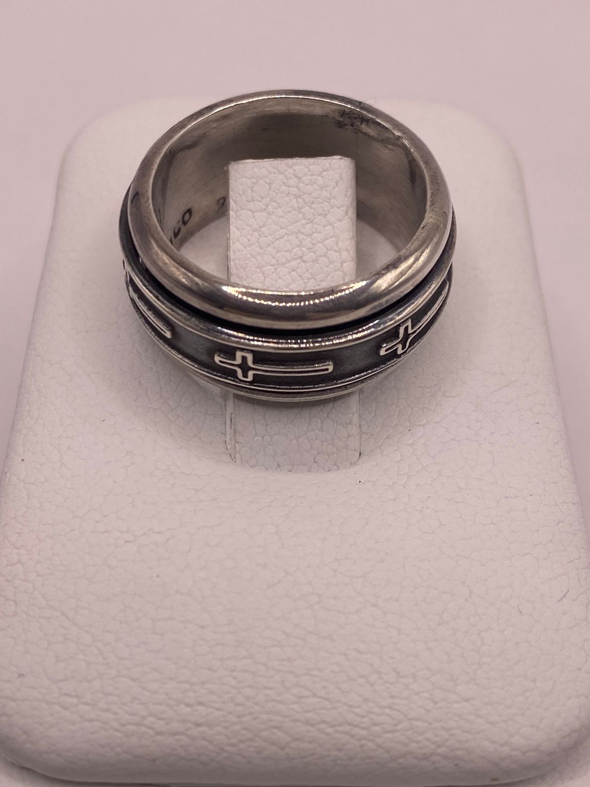 Anillo de Plata 925 con Cruces Grabadas y Diseño Sobrio