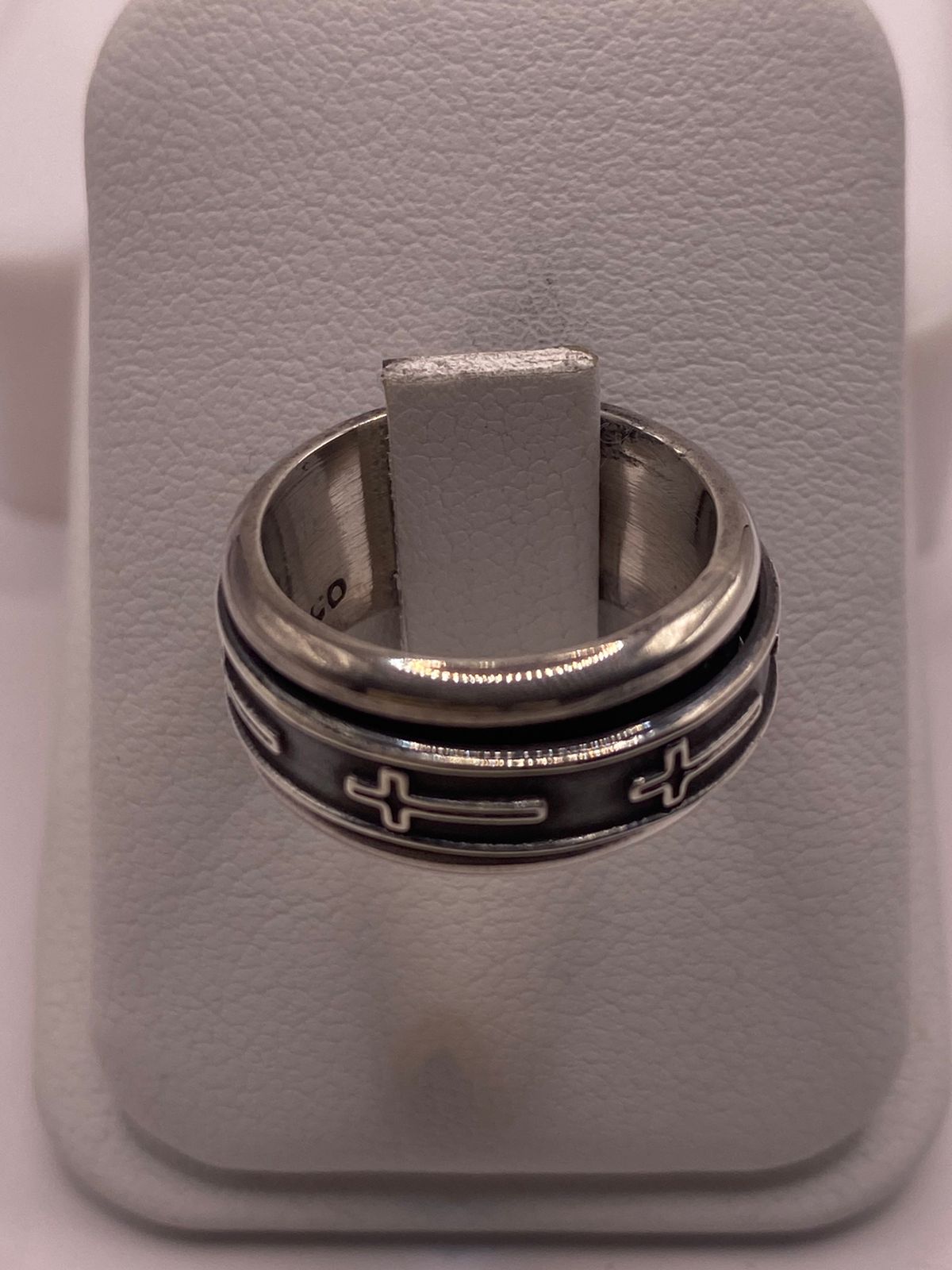Anillo de Plata 925 con Cruces Grabadas y Diseño Sobrio