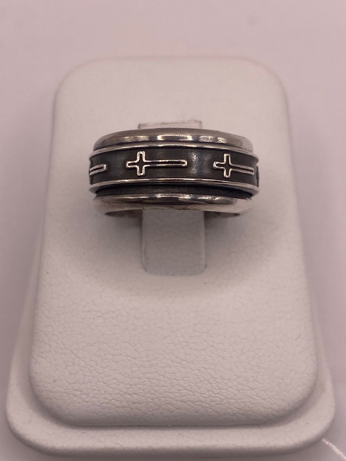 Anillo de Plata 925 con Cruces Grabadas y Diseño Sobrio