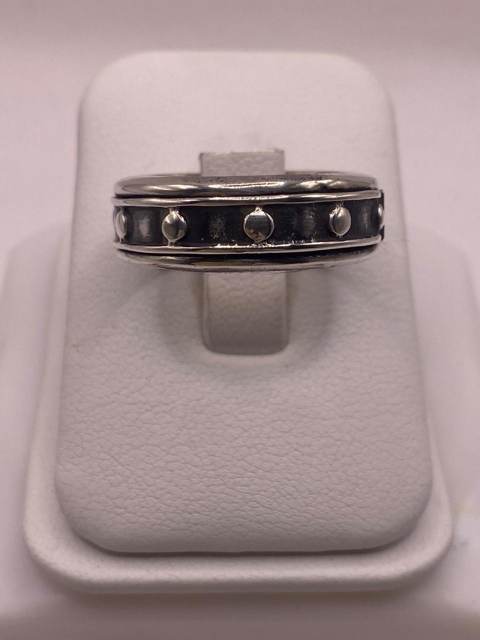 Anillo de Plata 925 con Detalles Circulares y Acabado Oxidado