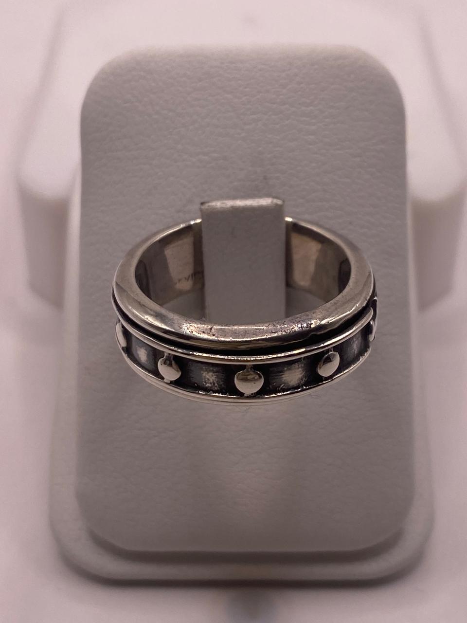 Anillo de Plata 925 con Detalles Circulares y Acabado Oxidado