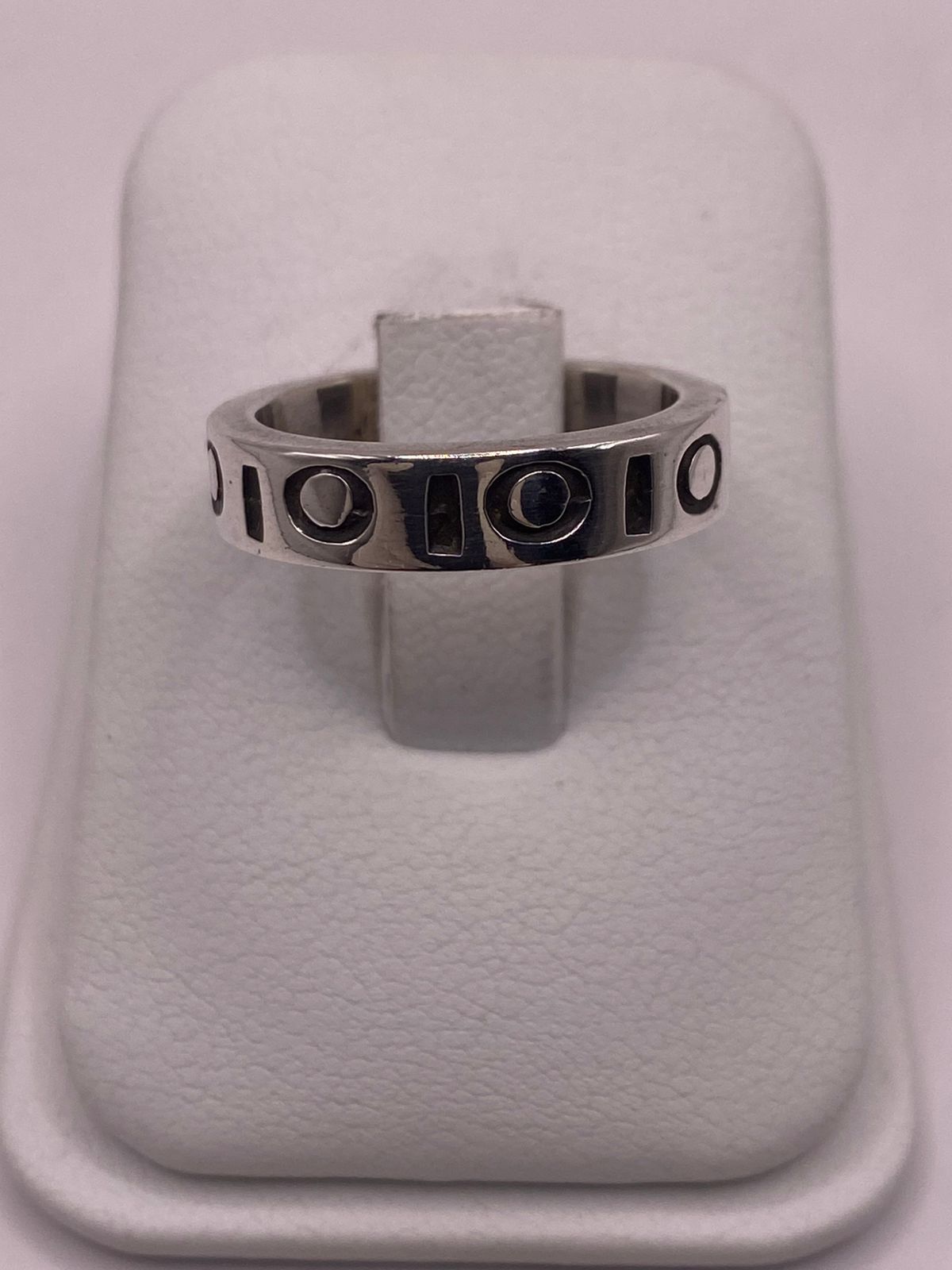 Anillo de Plata 925 con Diseño Geométrico y Detalles Circulares