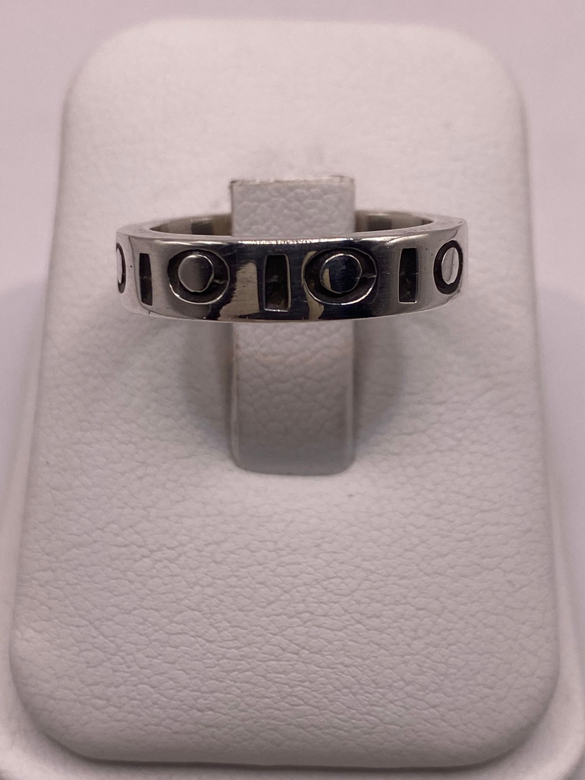 Anillo de Plata 925 con Diseño Geométrico y Detalles Circulares