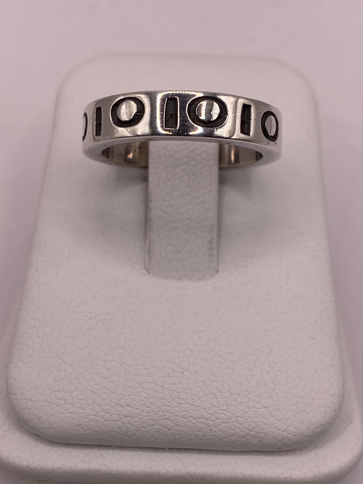 Anillo de Plata 925 con Diseño Geométrico y Detalles Circulares
