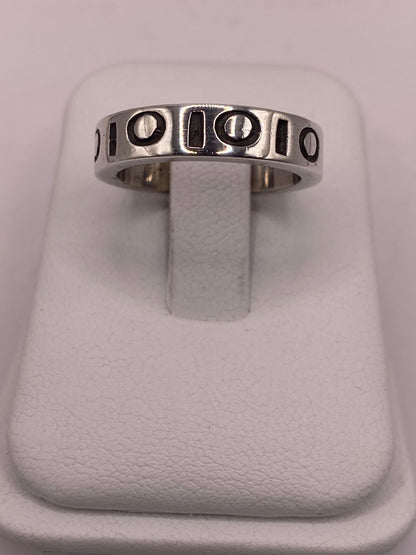Anillo de Plata 925 con Diseño Geométrico y Detalles Circulares