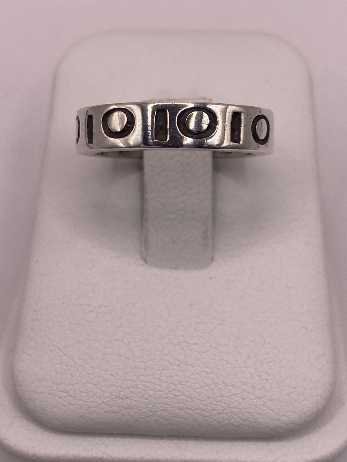Anillo de Plata 925 con Diseño Geométrico y Detalles Circulares