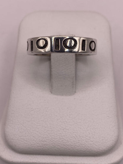 Anillo de Plata 925 con Diseño Geométrico y Detalles Circulares