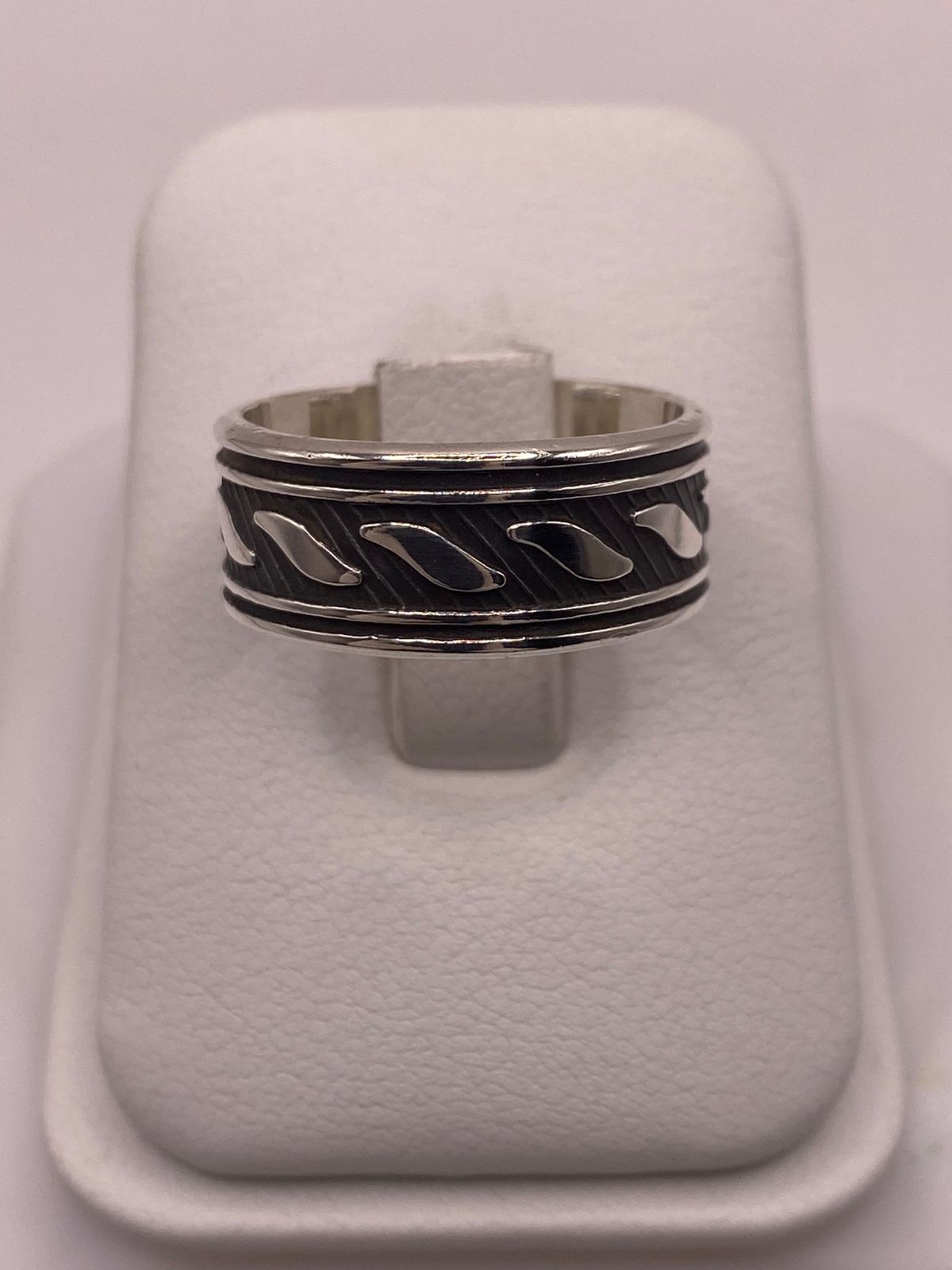 Anillo de Plata 925 con Diseño Grabado y Detalles Oscuros