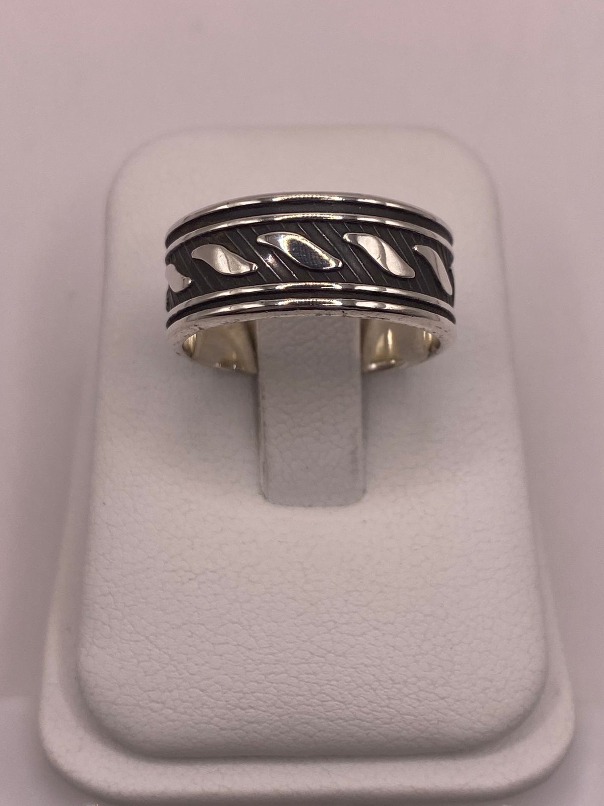 Anillo de Plata 925 con Diseño Grabado y Detalles Oscuros
