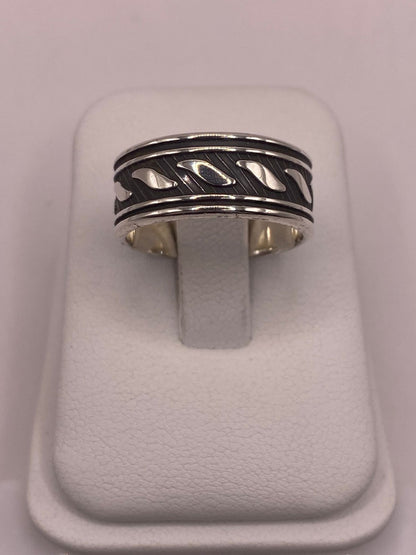 Anillo de Plata 925 con Diseño Grabado y Detalles Oscuros