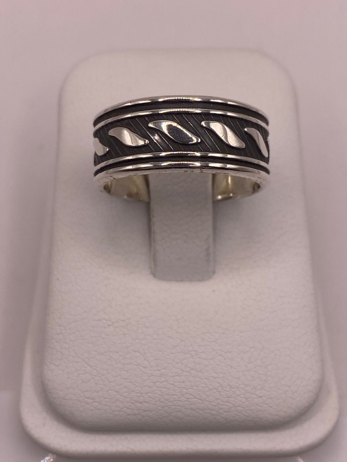 Anillo de Plata 925 con Diseño Grabado y Detalles Oscuros