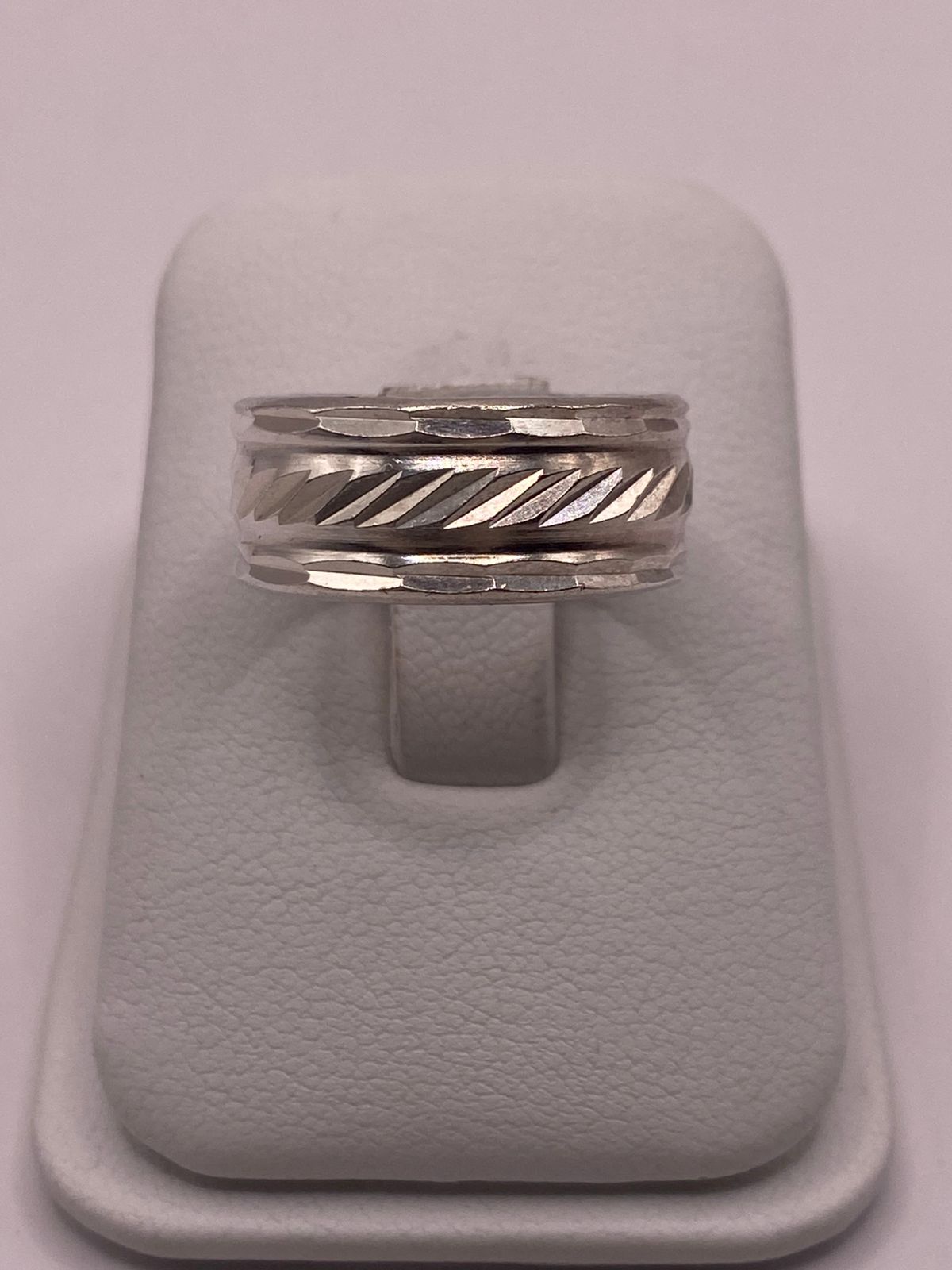 Anillo de Plata 925  con Diseño Texturizado en Espiral y Bordes Facetados