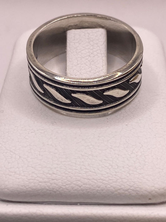 Anillo de Plata 925 con Diseño Texturizado y Detalles Curvos – Acabado Oxidado, vista frontal