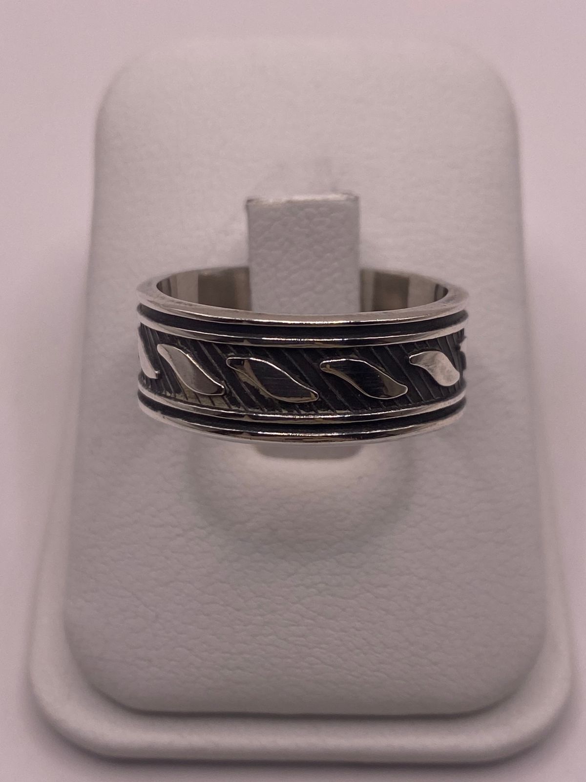 Anillo de Plata 925 con Diseño Texturizado y Detalles Curvos – Acabado Oxidado