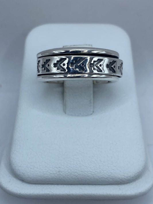 Anillo spinner plata 925 flechas grabadas puesto en la mano, unisex talla 7 artesanal de Taxco México