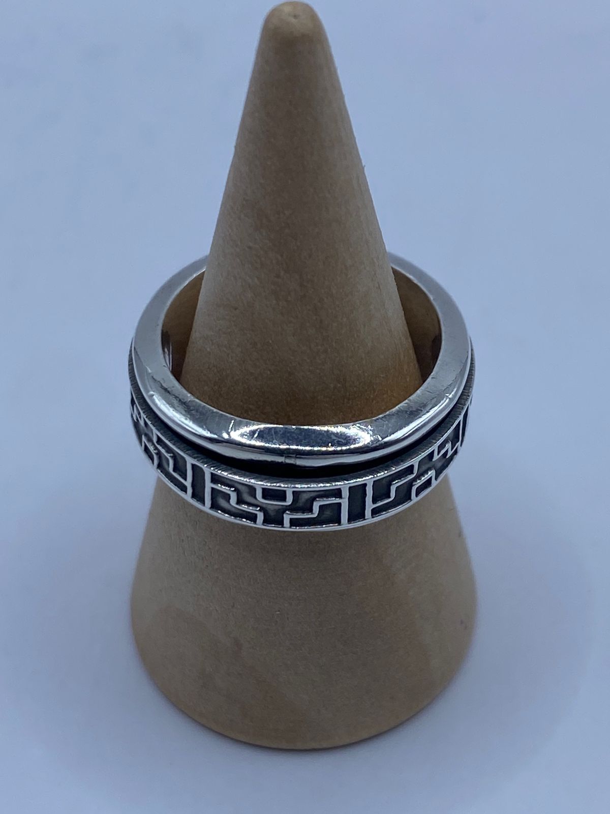 💍 Anillo de Plata 925 con Diseño de Greca Geométrica — vista lateral