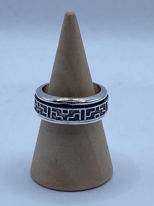 Anillo de Plata 925 con Diseño de Greca Geométrica, vista frontal