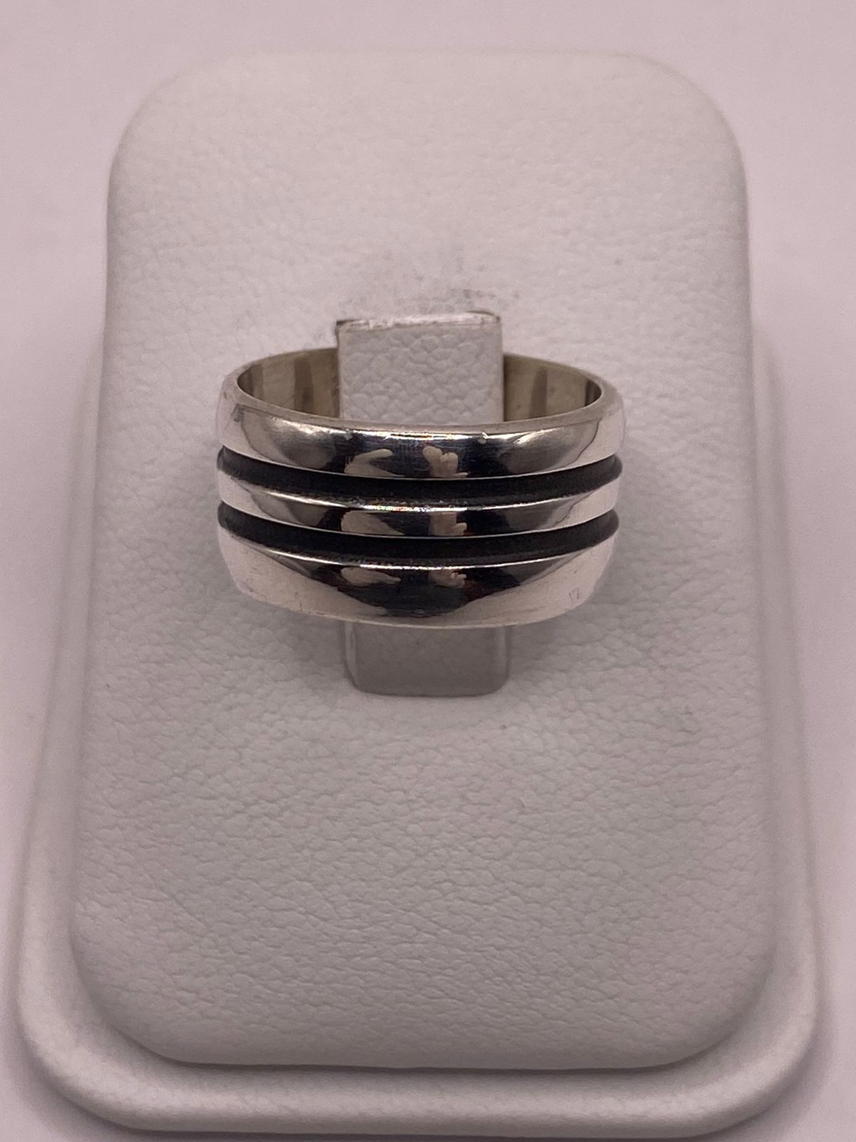 Anillo de Plata 925  con Diseño de Líneas Paralelas y Detalles Oscuros