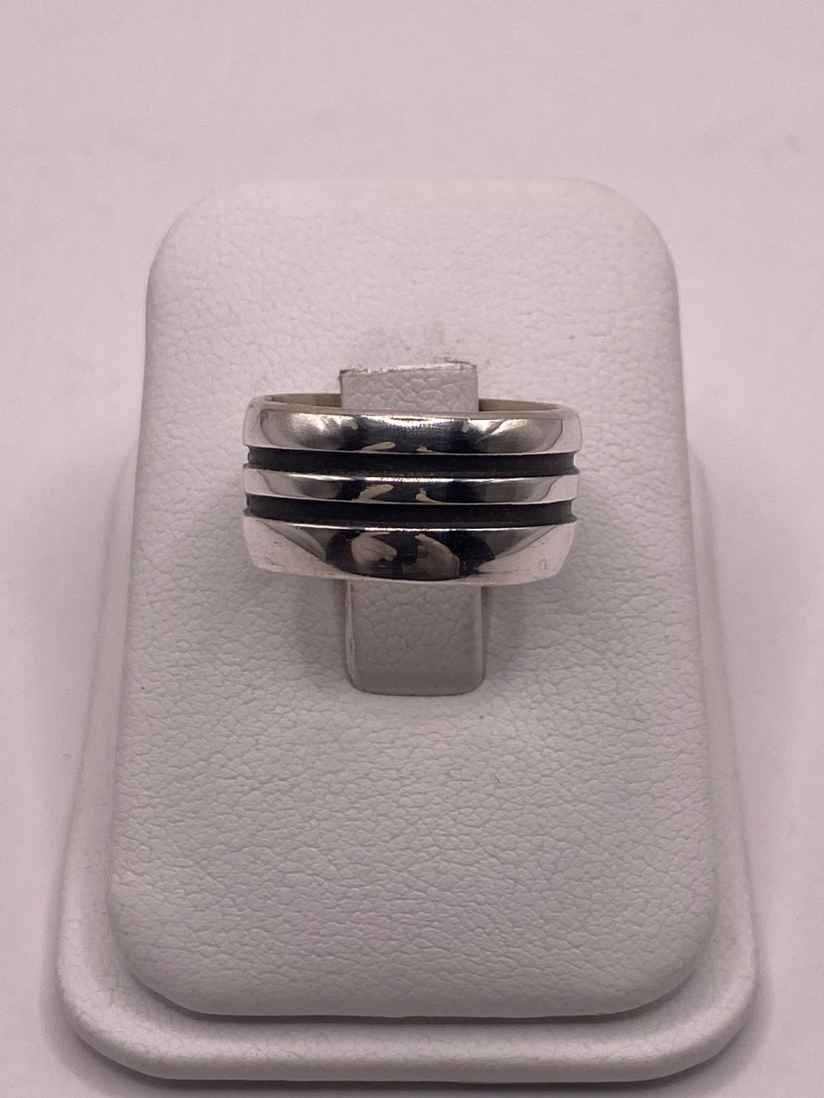 Anillo de Plata 925  con Diseño de Líneas Paralelas y Detalles Oscuros