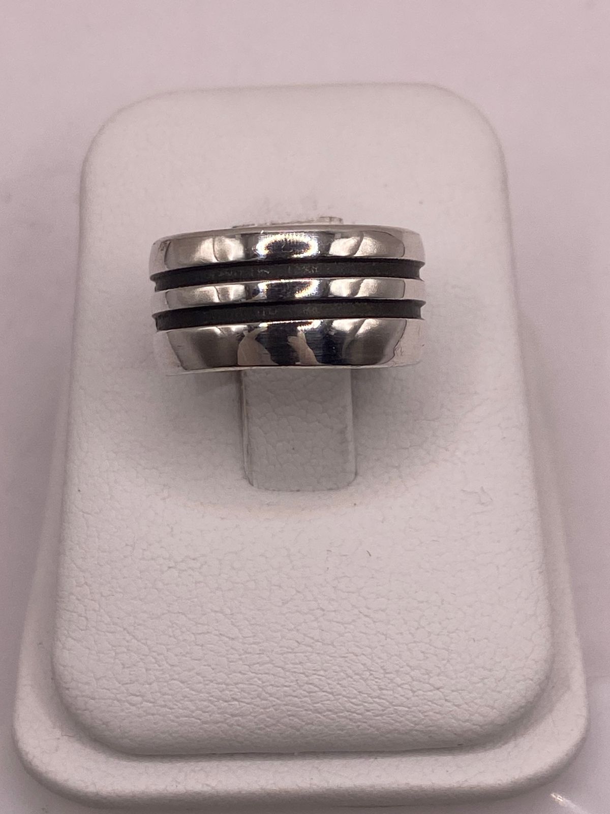 Anillo de Plata 925  con Diseño de Líneas Paralelas y Detalles Oscuros