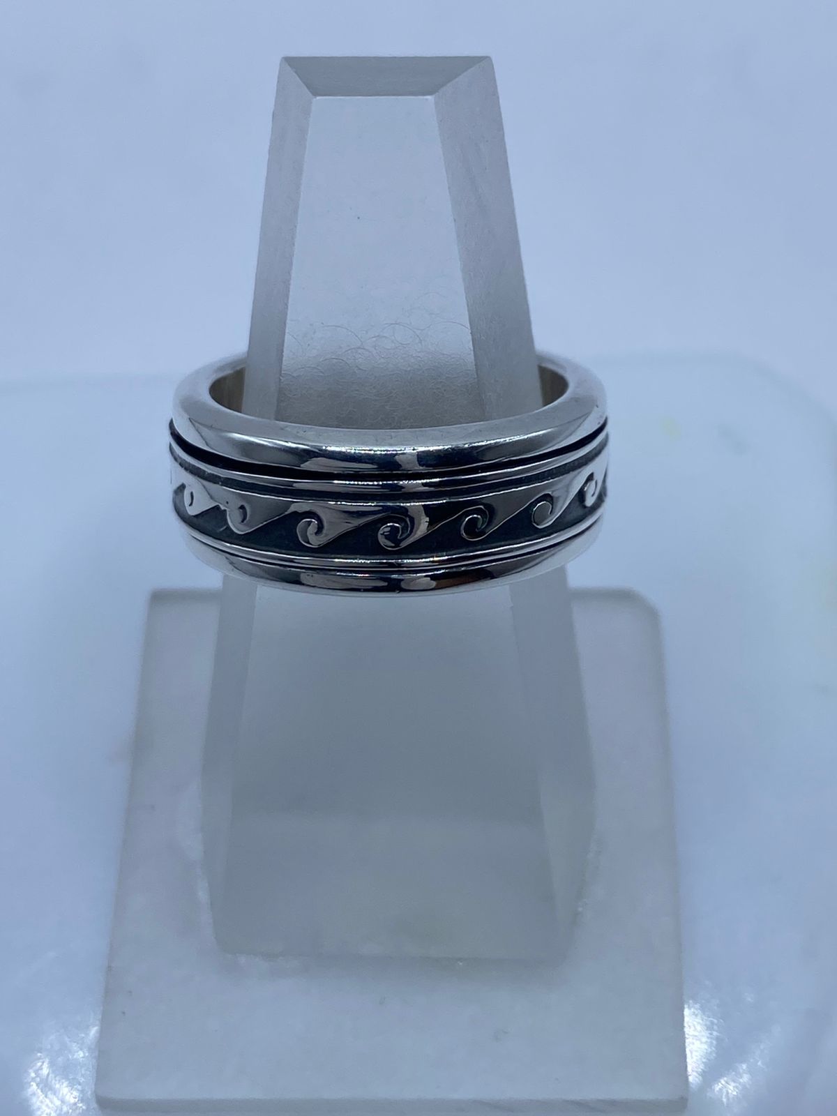 💍 Anillo de Plata 925 con Diseño de Olas — vista lateral