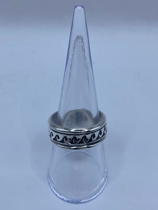💍 Anillo de Plata 925 con Diseño de Olas Continua — vista lateral