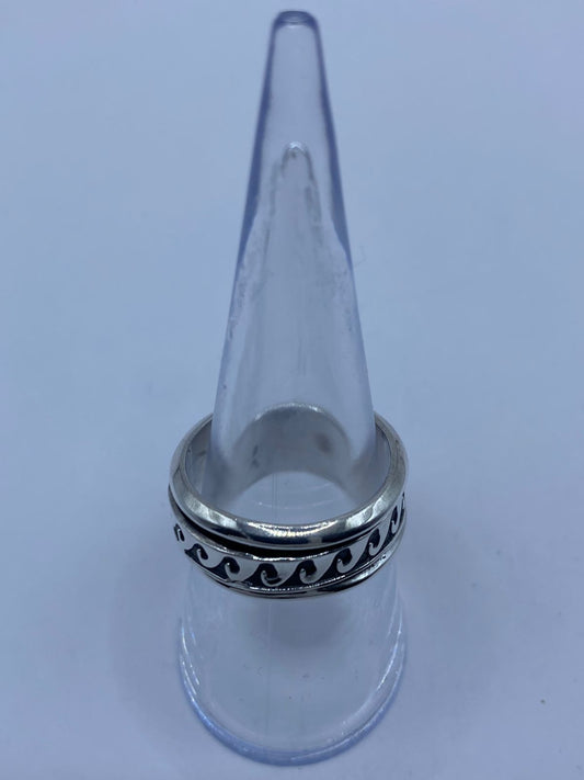 Anillo de Plata 925 con Diseño de Olas Continua, vista frontal