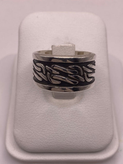 Anillo de Plata 925 con Grabado Abstracto en Relieve y Fondo Oscuro