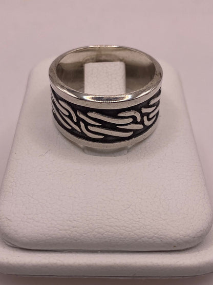 Anillo de Plata 925 con Grabado Abstracto en Relieve y Fondo Oscuro