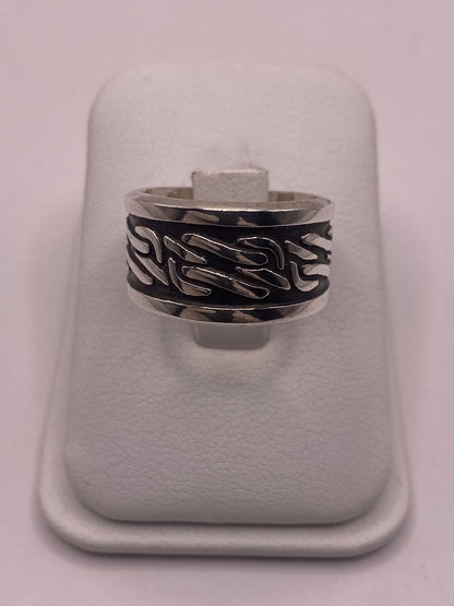 Anillo de Plata 925 con Grabado Abstracto en Relieve y Fondo Oscuro