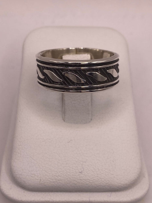Anillo de Plata 925  con Grabado Geométrico Inclinado y Fondo Oscuro