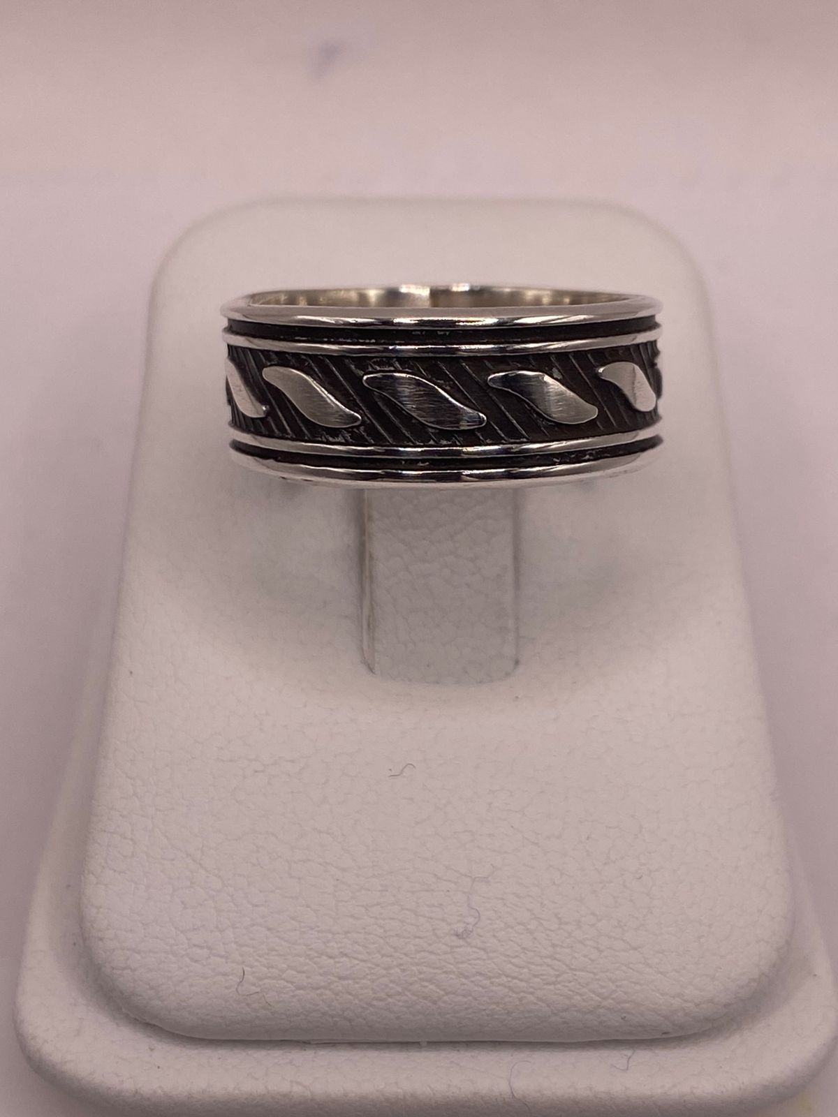 Anillo de Plata 925  con Grabado Geométrico Inclinado y Fondo Oscuro