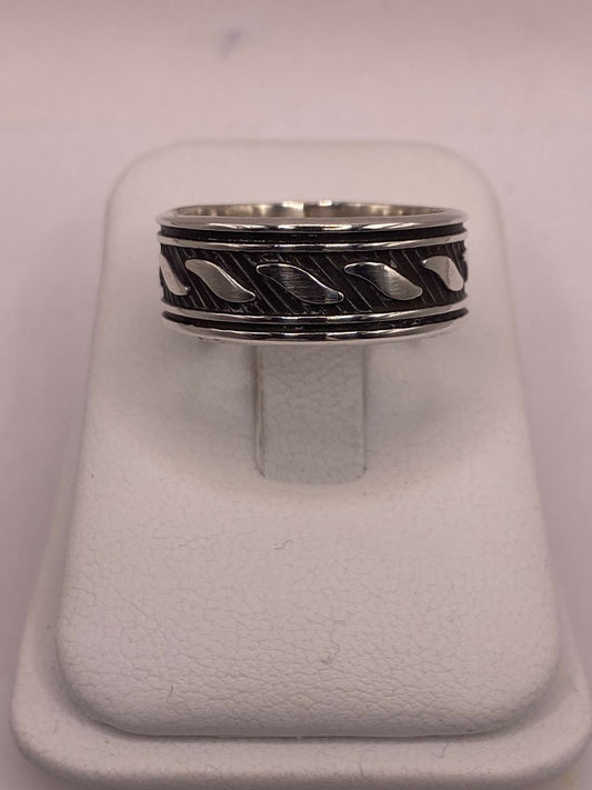 Anillo de Plata 925 con Grabado Geométrico Inclinado y Fondo Oscuro, vista frontal