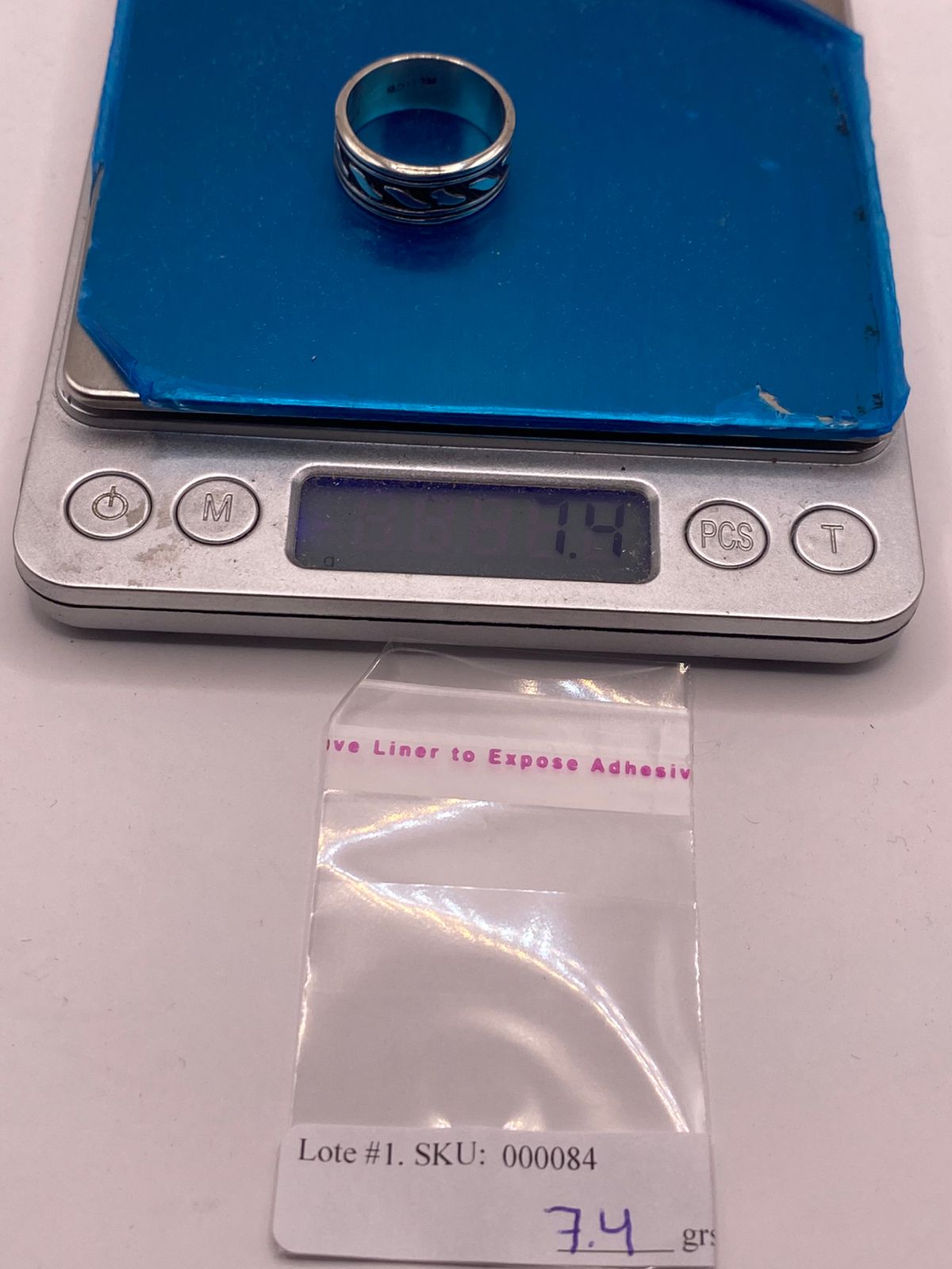 Anillo de Plata 925  con Grabado Geométrico Inclinado y Fondo Oscuro