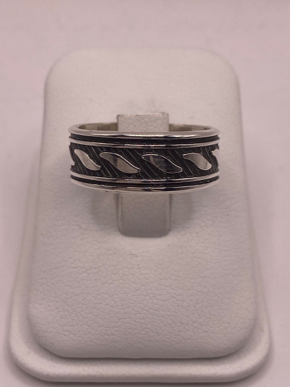 Anillo de Plata 925  con Grabado Geométrico Inclinado y Fondo Oscuro