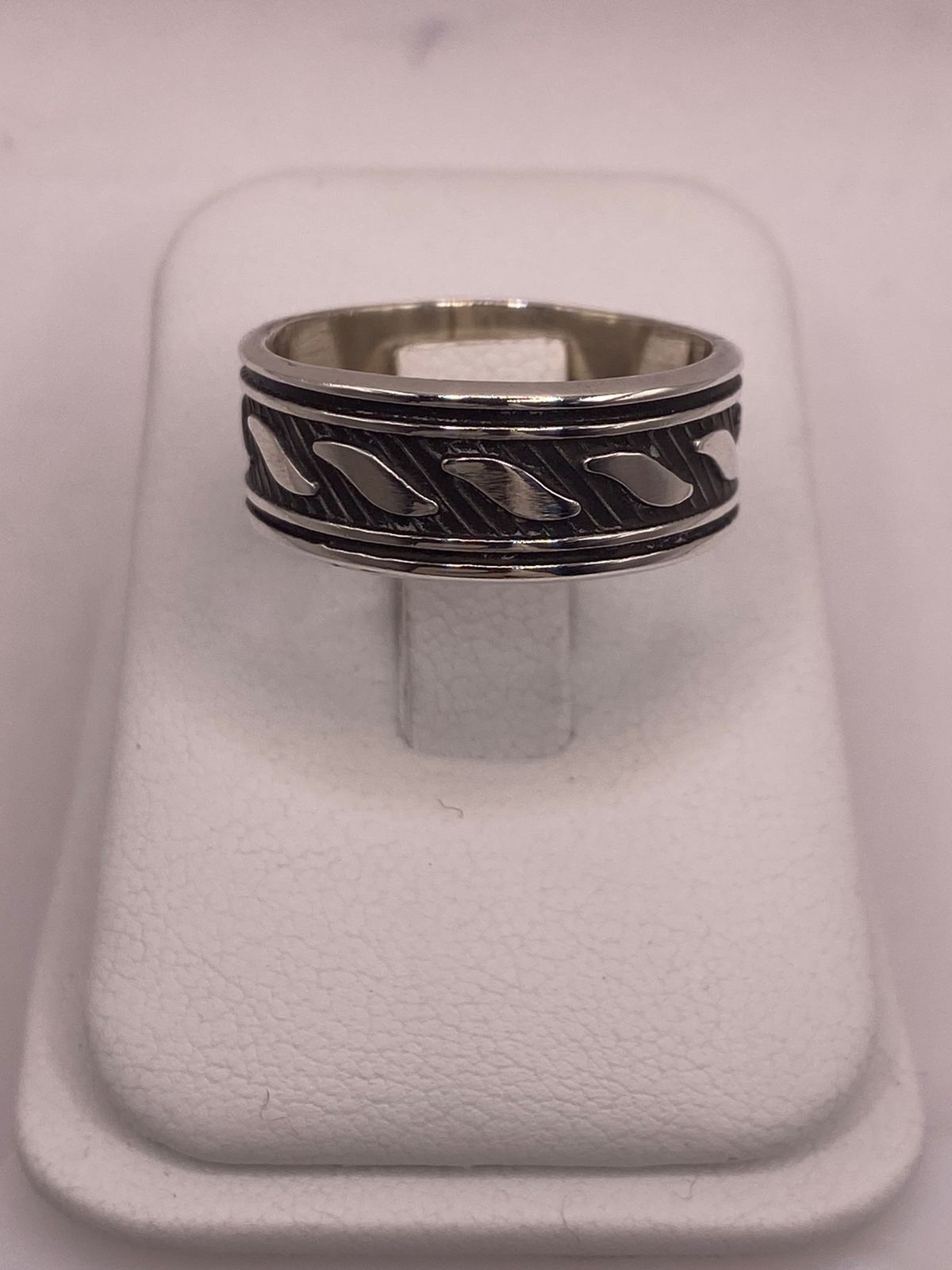 Anillo de Plata 925  con Grabado Geométrico Inclinado y Fondo Oscuro