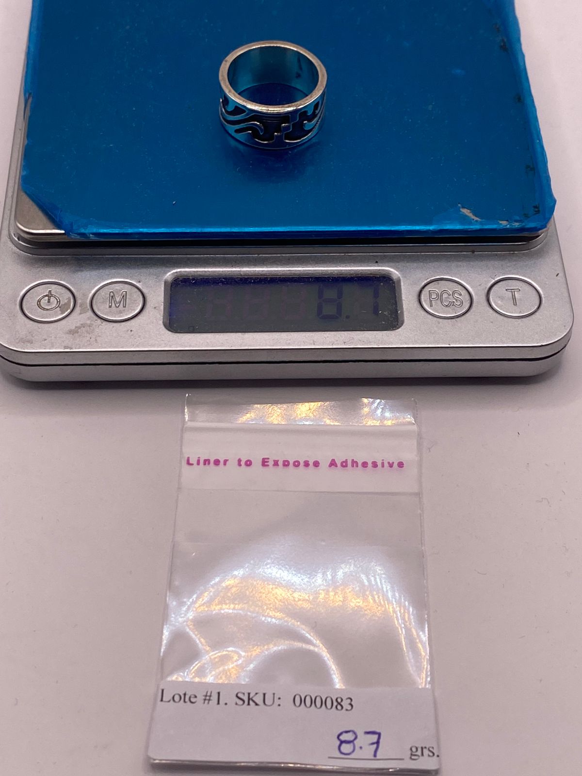 Anillo de Plata 925 con Grabado Orgánico en Relieve y Fondo Oscuro