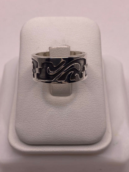 Anillo de Plata 925 con Grabado Orgánico en Relieve y Fondo Oscuro