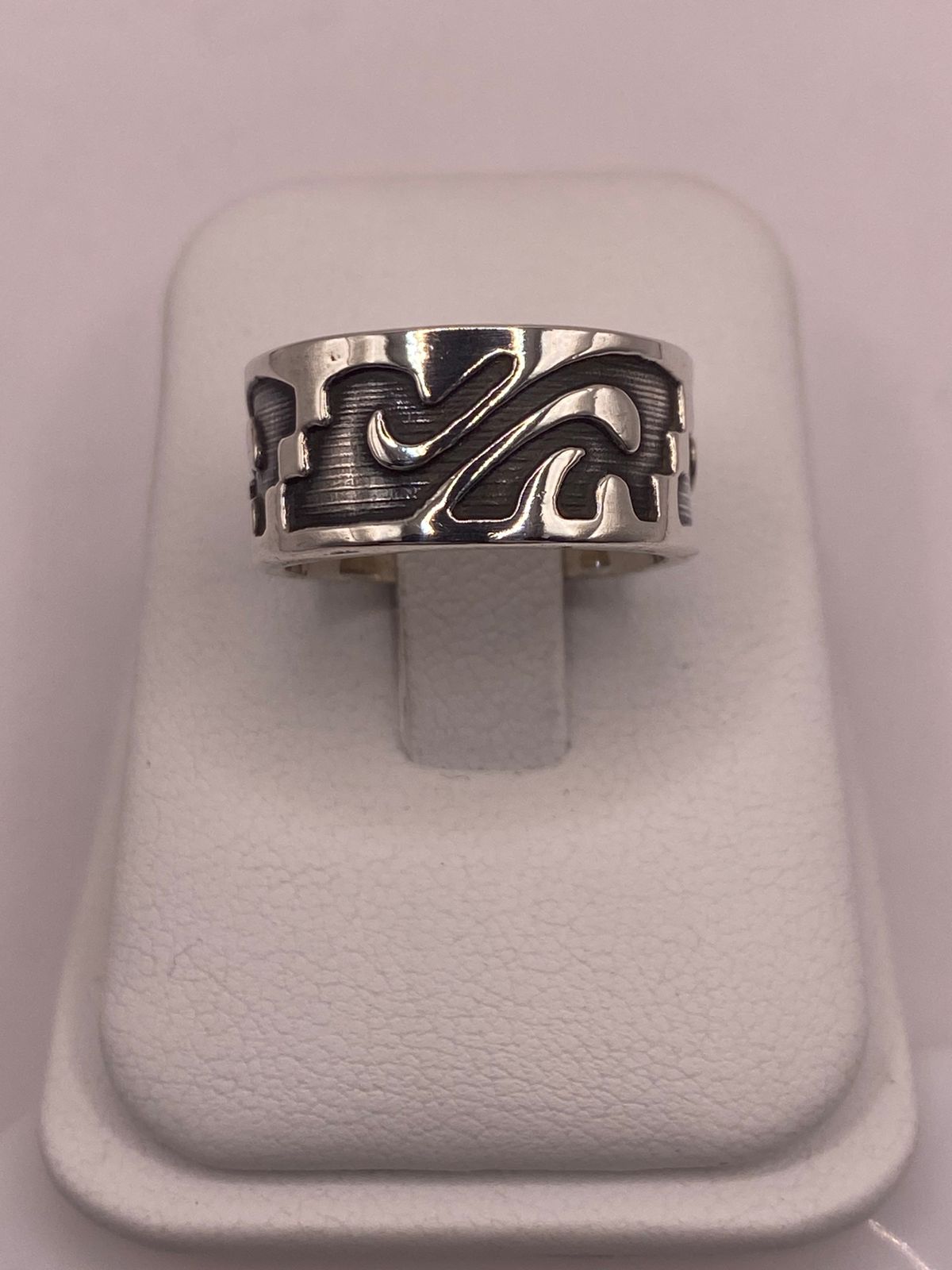 Anillo de Plata 925 con Grabado Orgánico en Relieve y Fondo Oscuro