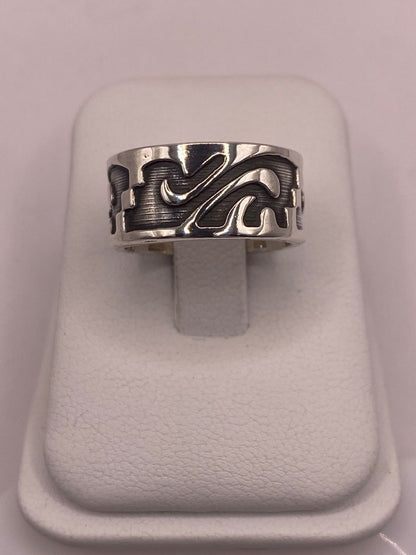 Anillo de Plata 925 con Grabado Orgánico en Relieve y Fondo Oscuro