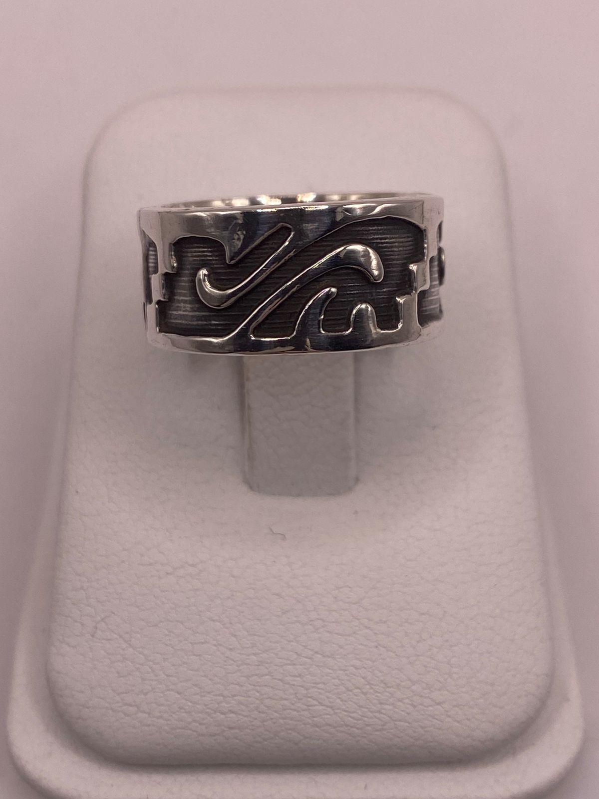 Anillo de Plata 925 con Grabado Orgánico en Relieve y Fondo Oscuro