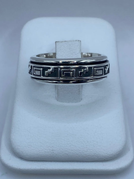 Anillo giratorio de plata .925 banda ancha con greca clásica puesto en la mano — antiestrés clásico artesanal talla 9, Taxco