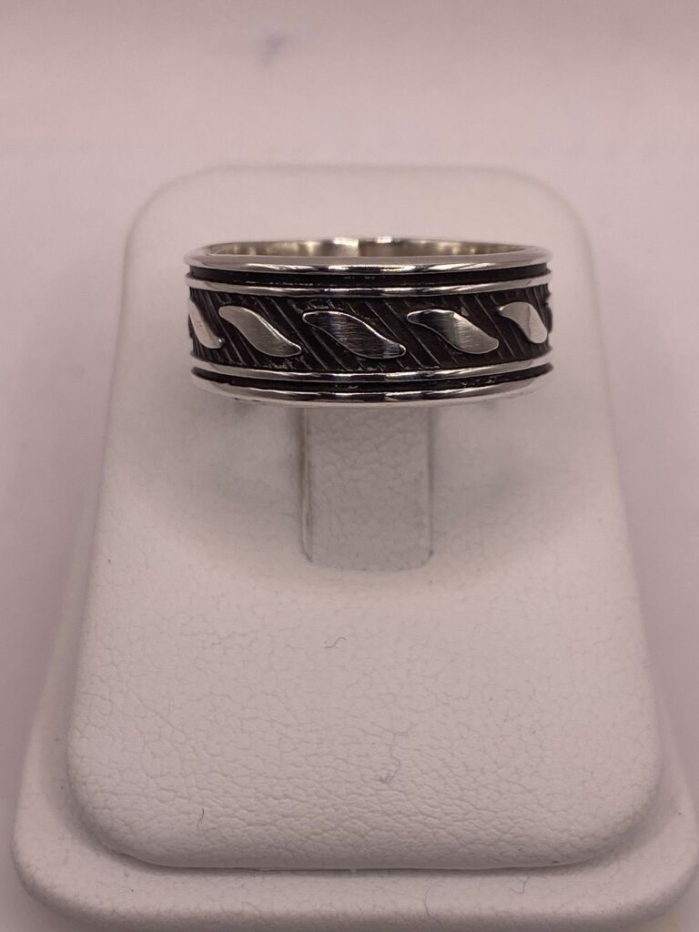 Anillo de Plata 925 con Motivos Ondulados y Diseño Atemporal